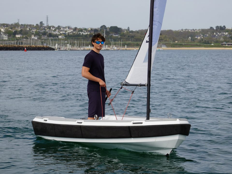 27 ANNEXES SEMI-RIGIDES ALUMINIUM 105 REEF CARBON 113 voile 1249 dsc05136.jpg