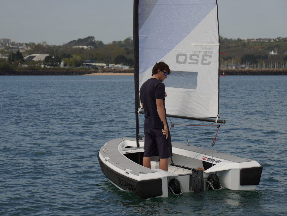 27 ANNEXES SEMI-RIGIDES ALUMINIUM 105 REEF CARBON 113 voile 1251 dsc05209.jpg