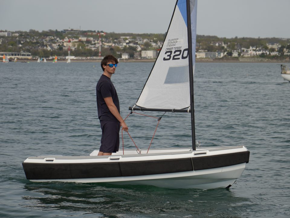 27 ANNEXES SEMI-RIGIDES ALUMINIUM 105 REEF CARBON 113 voile 1254 dsc05188.jpg
