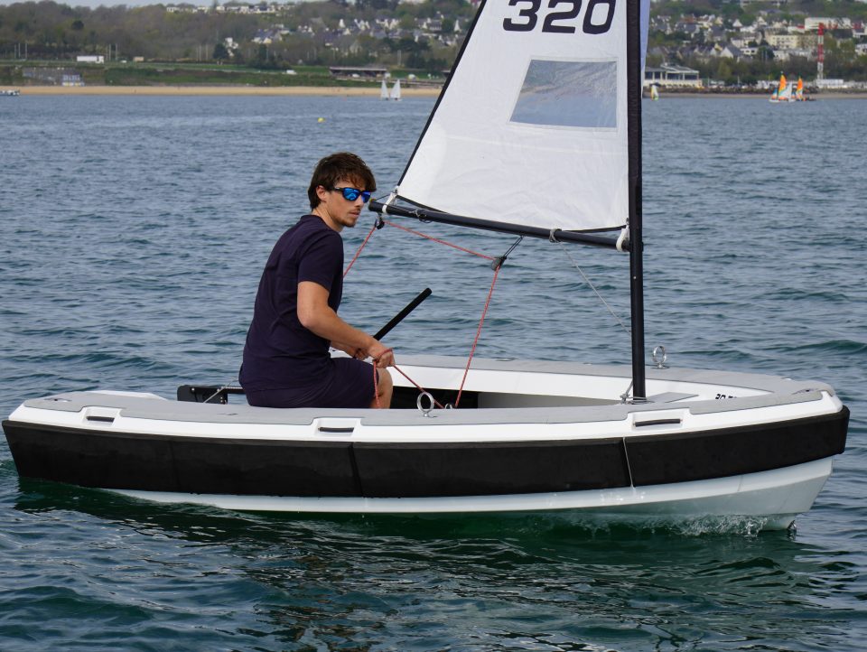 27 ANNEXES SEMI-RIGIDES ALUMINIUM 105 REEF CARBON 113 voile 1255 dsc05163.jpg